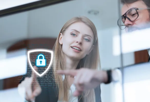 Eine Frau, die auf einen Bildschirm zeigt