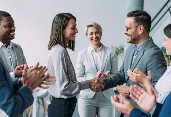 Eine Gruppe von Menschen klatscht in die Hände