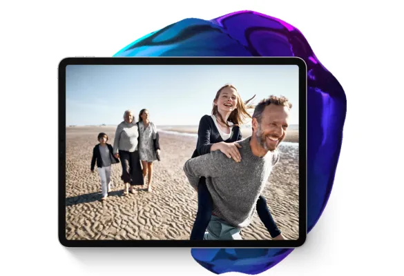 Mann trägt ein Mädchen Huckepack