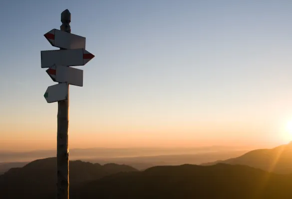 Wegweiser mit mehreren Richtungspfeilen