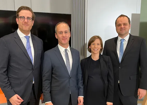 Eine Gruppe von Menschen, die für ein Foto posieren