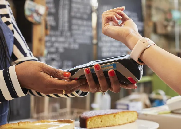 eine Person, die mit einer Kreditkarte bezahlt