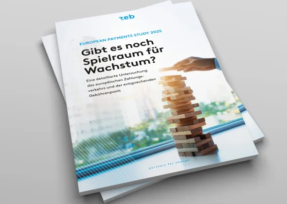 Ein Stapel Holzklötze auf einem Tisch Ein Stapel Holzklötze auf einem Tisch