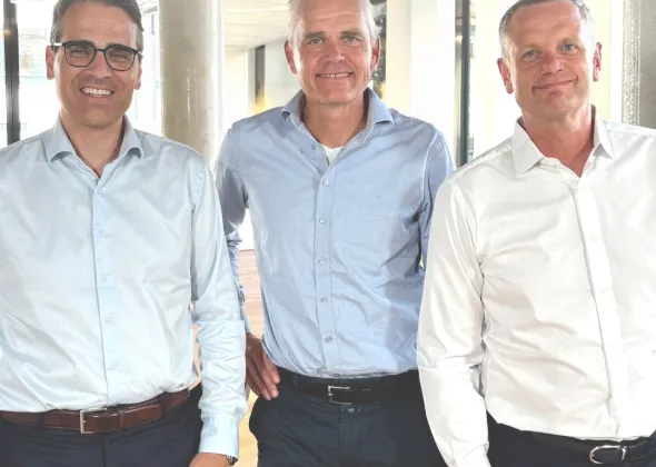 Eine Gruppe von Männern, die zusammenstehen