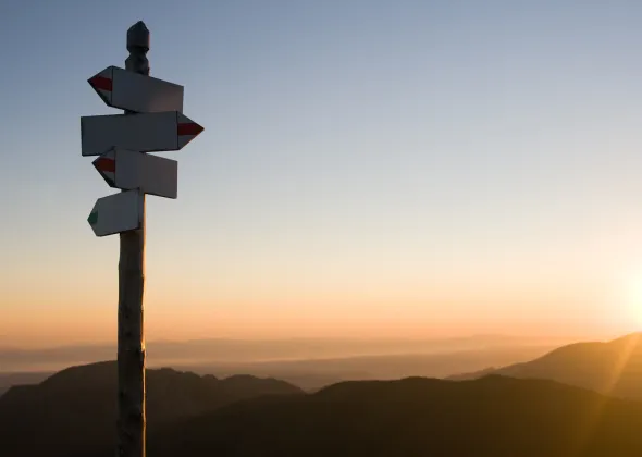 Wegweiser mit mehreren Richtungspfeilen
