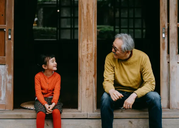 Ein Mann und ein Mädchen sitzen auf einer Fensterbank