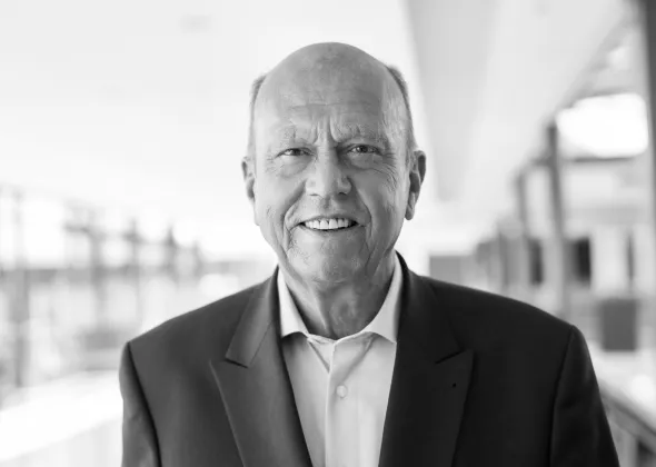 Ein Mann, der in die Kamera lächelt