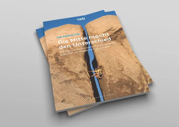 Ein Stapel Zeitschriften mit einem Mann, der auf einem Felsen klettert