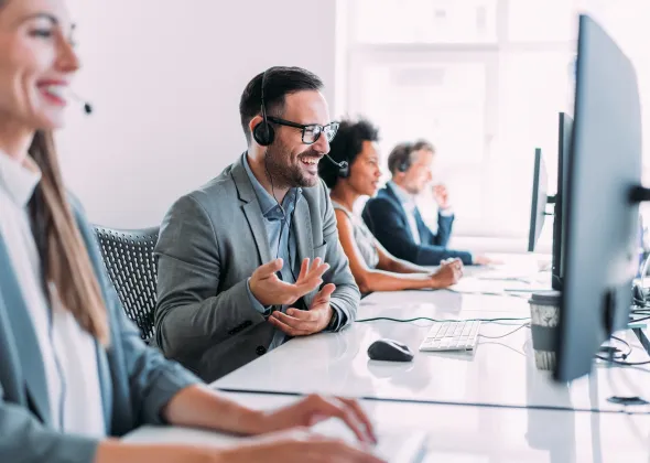 Eine Gruppe von Menschen sitzt an einem Schreibtisch