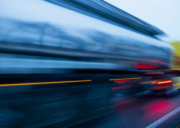 Ein verschwommenes Bild eines Zuges