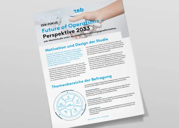 Ein weißes Papier mit blauem Text und einer Hand darauf