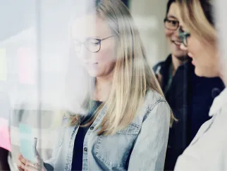 Eine Frau, die auf einen Bildschirm schaut