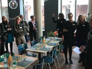 Eine Gruppe von Menschen, die um einen Tisch stehen