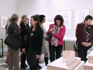 Eine Gruppe von Menschen, die in einem Raum stehen