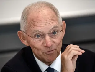 Ein Mann mit Brille und Anzug