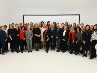 Eine Gruppe von Frauen, die für ein Foto posieren