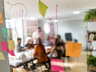 ein Glas mit Haftnotizen darauf