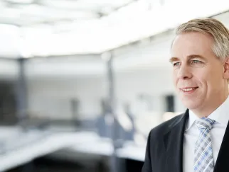 Dr. Klaus Strenge, zeb Ein Mann in Anzug und Krawatte
