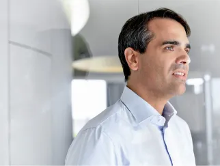 ein Mann in einem weißen Hemd