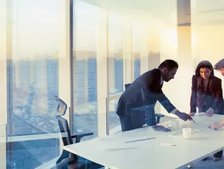 Ein Mann und eine Frau, die an einem Tisch stehen