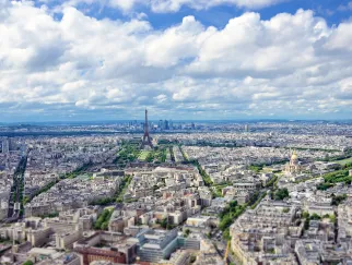 EBS 2021 Ausgabe 2 Pressebild a city with a tower in the distance