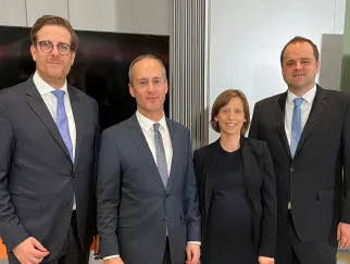 Eine Gruppe von Menschen, die für ein Foto posieren