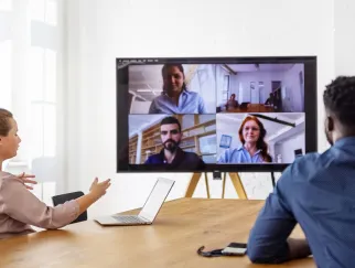 Eine Gruppe von Personen, die eine Videokonferenz abhalten