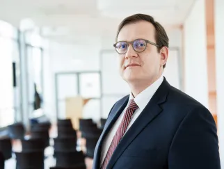 Ein Mann in Anzug und Krawatte Ein Mann in Anzug und Krawatte