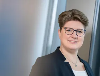 Eine Frau mit Brille und schwarzer Jacke Eine Frau mit Brille und schwarzer Jacke