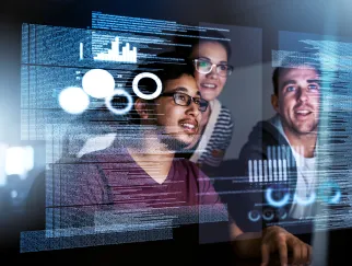 Drei Personen schauen sich virtuelle Daten an Drei Personen schauen sich virtuelle Daten an