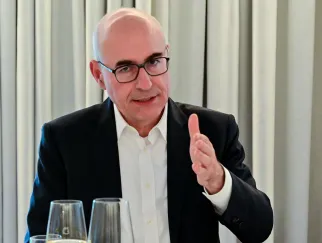 Ein Mann in Anzug und Brille