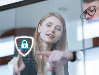 Eine Frau, die auf einen Bildschirm zeigt