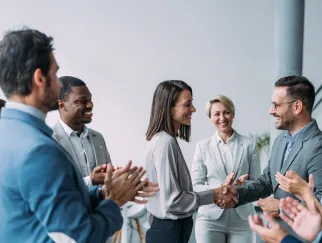 Eine Gruppe von Menschen klatscht in die Hände