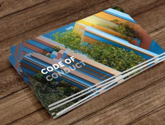 Ein Buch auf einem Tisch