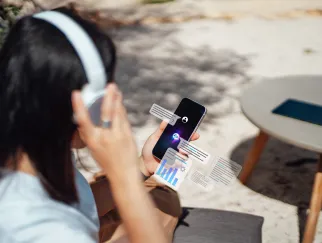 Person mit Smartphone in der Hand