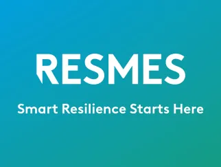 Hintergrund mit einem Verlauf in blau und grün, darauf die Wörter "RESMES" und "Smart Resilience Starts Here"