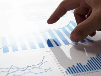 Finger zeigt auf Zahlenmatrix