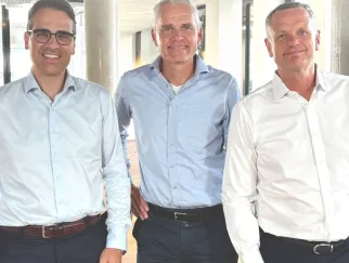 Eine Gruppe von Männern, die zusammenstehen