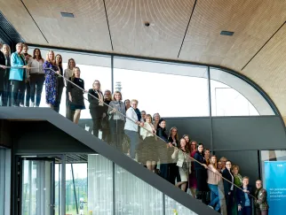 Frauen stehen auf einer Treppe