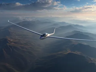 Ein Segelflugzeug, das über Berge fliegt Ein Segelflugzeug, das über Berge fliegt