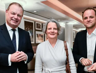 zwei Männer nehmen eine Frau in die Mitte