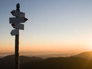 Wegweiser mit mehreren Richtungspfeilen