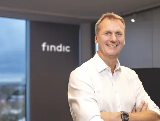 Ein Mann im weißen Hemd