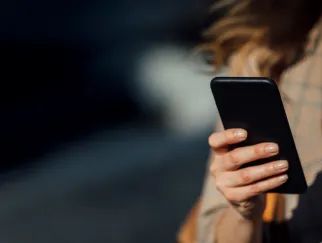 Eine Person, die ein Telefon hält