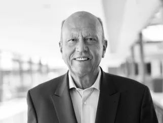 Ein Mann, der in die Kamera lächelt