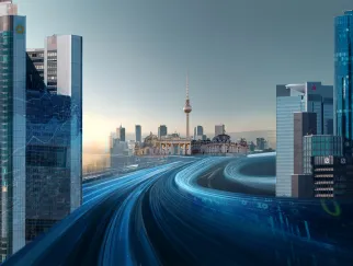 eine Stadt mit einem großen Turm im Hintergrund