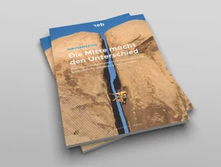 Ein Stapel Zeitschriften mit einem Mann, der auf einem Felsen klettert