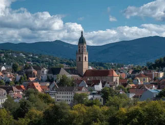Eine Stadt mit einem Turm und Bäumen