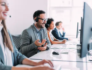 Eine Gruppe von Menschen sitzt an einem Schreibtisch