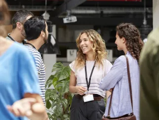 Eine Gruppe von Menschen, die sich unterhalten